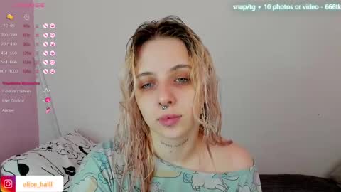 Snapshot of alice_halle chatting on February 19, 11:28 am alice_halle online show from February 19, 11:28 am