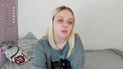 Snapshot of alice_halle chatting on January 18, 10:28 pm alice_halle online show from January 18, 10:28 pm