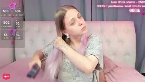 Snapshot of alice_halle chatting on October 15, 11:02 am alice_halle online show from October 15, 11:02 am