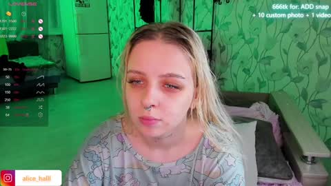 Snapshot of alice_halle chatting on January 4, 6:09 pm alice_halle online show from January 4, 6:09 pm