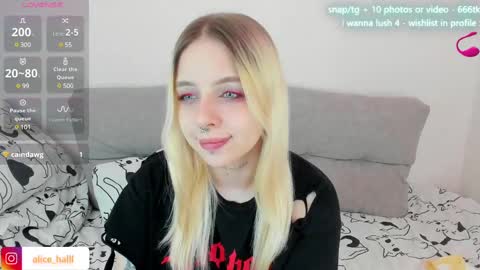 Snapshot of alice_halle chatting on March 8, 7:18 pm alice_halle online show from March 8, 7:18 pm