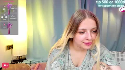 Snapshot of alice_halle chatting on September 13, 4:37 pm alice_halle online show from September 13, 4:37 pm