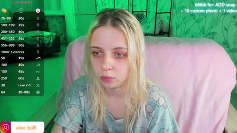 Snapshot of alice_halle chatting on December 10, 3:44 pm alice_halle online show from December 10, 3:44 pm
