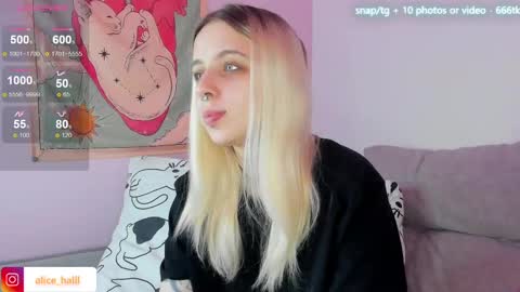 Snapshot of alice_halle chatting on March 5, 1:10 am alice_halle online show from March 5, 1:10 am