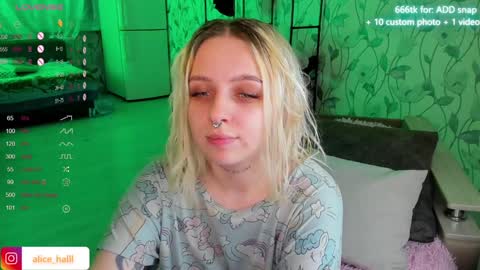 Snapshot of alice_halle chatting on January 2, 5:39 pm alice_halle online show from January 2, 5:39 pm