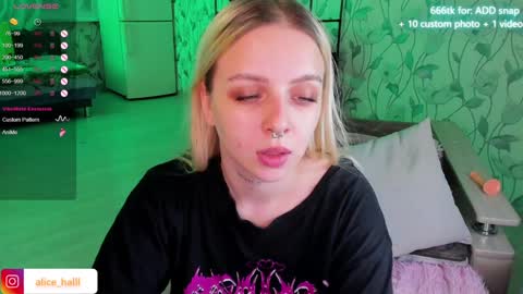 Snapshot of alice_halle chatting on January 3, 5:42 pm alice_halle online show from January 3, 5:42 pm