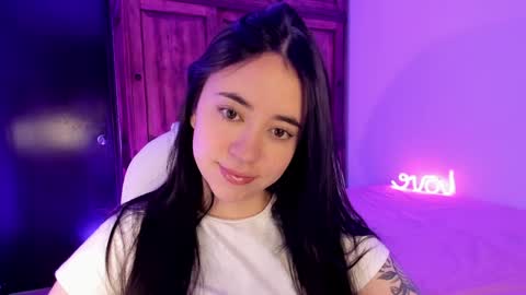Snapshot of alicee_2 chatting on January 3, 8:22 pm Aliceee .. 97YP9VWGZHrefnav wishlist lists 1 online show from January 3, 8:22 pm
