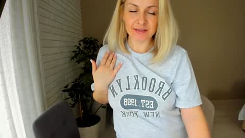 Snapshot of alicee__grace chatting on February 3, 7:51 am Alicee online show from February 3, 7:51 am