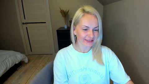 Snapshot of alicee__grace chatting on October 13, 7:49 pm Alicee online show from October 13, 7:49 pm