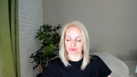 Snapshot of alicee__grace chatting on February 7, 12:39 pm Alicee online show from February 7, 12:39 pm