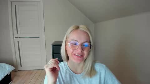 Snapshot of alicee__grace chatting on February 15, 12:22 pm Alicee online show from February 15, 12:22 pm