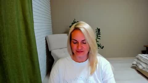 Snapshot of alicee__grace chatting on September 22, 7:56 pm Alicee online show from September 22, 7:56 pm