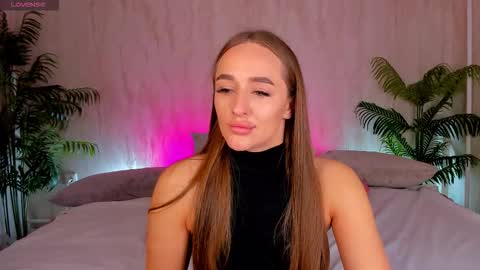 Snapshot of alicia_edwards chatting on September 29, 1:22 am Mia online show from September 29, 1:22 am