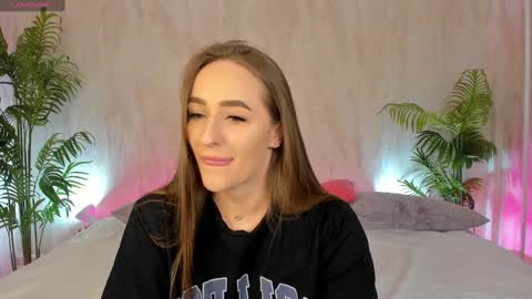 Snapshot of alicia_edwards chatting on February 25, 2:03 am Mia online show from February 25, 2:03 am