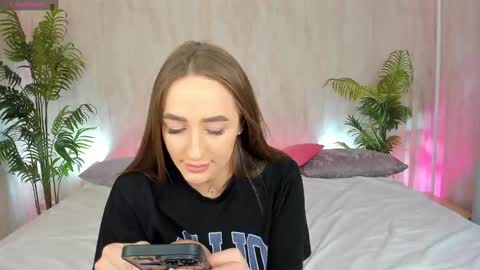 Snapshot of alicia_edwards chatting on February 21, 2:06 am Mia online show from February 21, 2:06 am