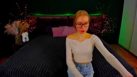 Snapshot of alina__blonde chatting on October 19, 6:26 am Alina online show from October 19, 6:26 am