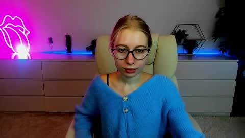Snapshot of alina__blonde chatting on September 17, 6:22 am Alina online show from September 17, 6:22 am