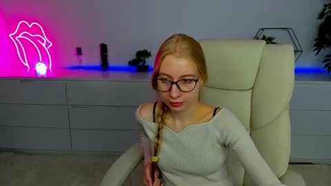Snapshot of alina__blonde chatting on September 21, 5:50 am Alina online show from September 21, 5:50 am