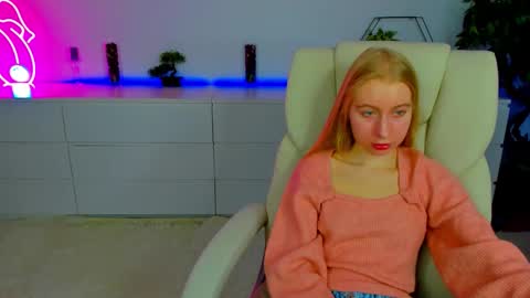 Snapshot of alina__blonde chatting on October 12, 5:54 am Alina online show from October 12, 5:54 am
