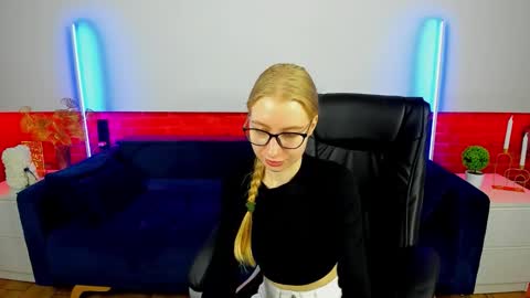 Snapshot of alina__blonde chatting on September 30, 5:46 am Alina online show from September 30, 5:46 am