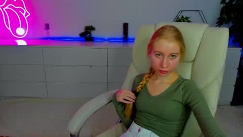 Snapshot of alina__blonde chatting on October 1, 12:10 pm Alina online show from October 1, 12:10 pm