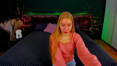 Snapshot of alina__blonde chatting on October 18, 6:05 am Alina online show from October 18, 6:05 am
