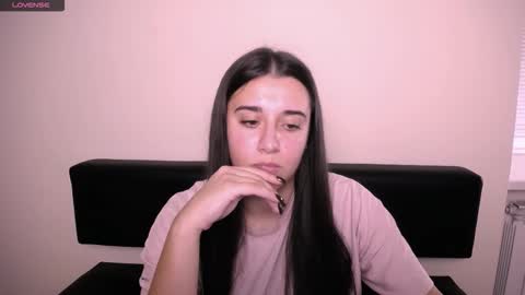 Snapshot of alinaasti_ chatting on October 24, 8:43 am Alina online show from October 24, 8:43 am