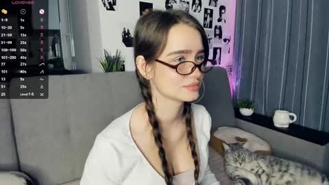 Snapshot of alivialovely chatting on October 19, 11:23 am Alivia online show from October 19, 11:23 am