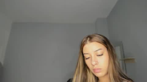 Snapshot of alix_18 chatting on September 10, 11:21 am alix_18 online show from September 10, 11:21 am