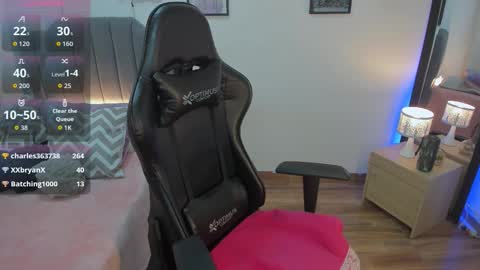 Hi Im AmaiaHelp me reach 100 likes online show from November 15, 10:44 pm