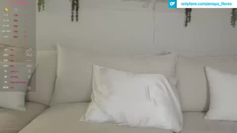 Snapshot of amaya_floress chatting on October 18, 9:38 pm amaya_floress online show from October 18, 9:38 pm