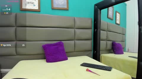 Snapshot of ameliamartinez_ chatting on January 13, 12:24 pm Amelia online show from January 13, 12:24 pm