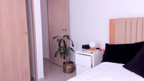 Ana Henao or Annie... Follow me ahenaocb Insta  X online show from October 6, 8:24 pm