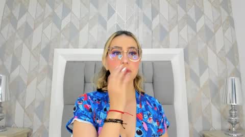 Snapshot of anais_cooper chatting on February 1, 11:32 am online show from February 1, 11:32 am