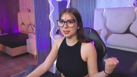 andrea_tay1 online show from August 8, 7:22 pm