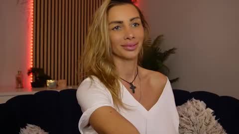 Snapshot of angel_wow_ chatting on October 7, 6:56 pm Anysia online show from October 7, 6:56 pm