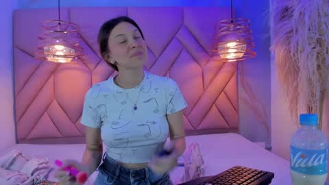 Snapshot of angelaa_cute chatting on February 1, 12:05 pm ANGELA online show from February 1, 12:05 pm