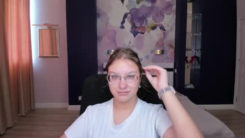 Snapshot of angelinalow chatting on September 25, 11:31 am AngelinaLow online show from September 25, 11:31 am