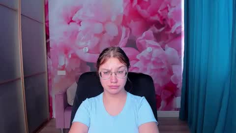 Snapshot of angelinalow chatting on September 23, 11:41 am AngelinaLow online show from September 23, 11:41 am