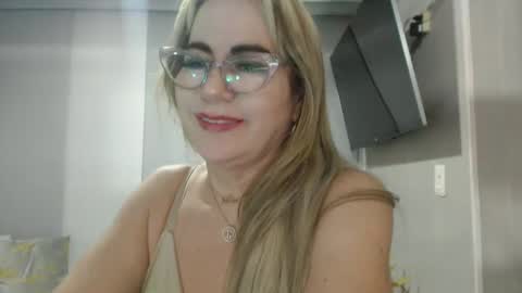 Snapshot of angelinna_12 chatting on October 4, 7:03 am angelinna_12 online show from October 4, 7:03 am