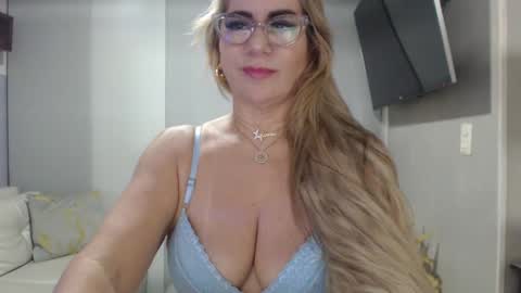 Snapshot of angelinna_12 chatting on September 20, 5:06 am angelinna_12 online show from September 20, 5:06 am