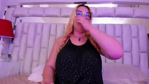 angellhott  online show from February 18, 5:45 pm