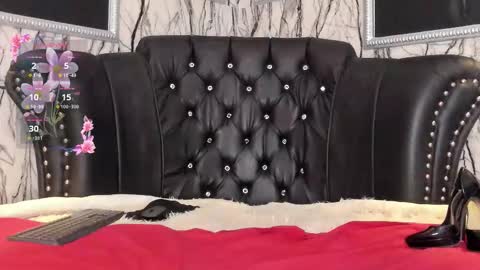 Snapshot of angellquinn_ chatting on October 9, 1:59 pm online show from October 9, 1:59 pm