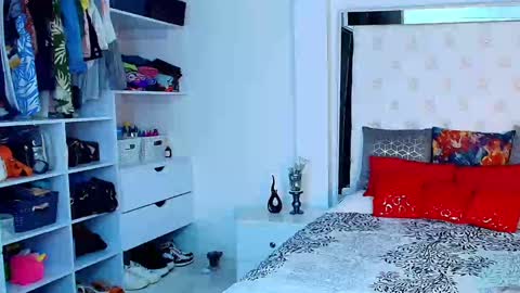 laura  online show from October 28, 1:44 am