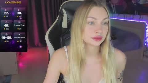 Snapshot of annie69kiss chatting on December 10, 2:05 am Annie online show from December 10, 2:05 am