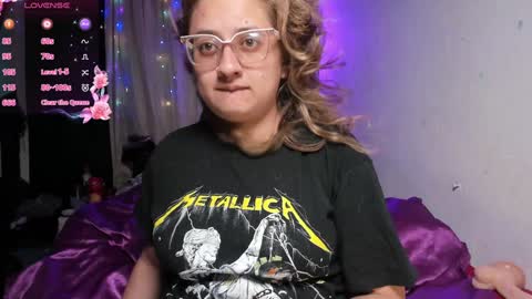 Snapshot of annie_bigboobs_ chatting on February 7, 10:52 pm Ana Bolena independent model online show from February 7, 10:52 pm