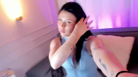 annie_brownn_ online show from May 5, 11:13 am