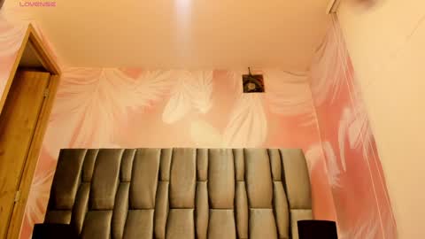 annie_cute18 online show from December 3, 3:29 am