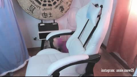 Snapshot of annie_snow_ chatting on February 25, 7:49 pm JEANNE no olvides seguirme dont forget follow me uu online show from February 25, 7:49 pm