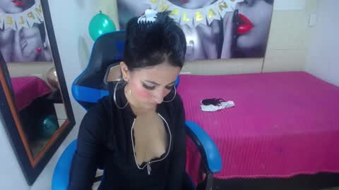 Snapshot of anniee_x chatting on February 5, 12:49 pm Anniee online show from February 5, 12:49 pm